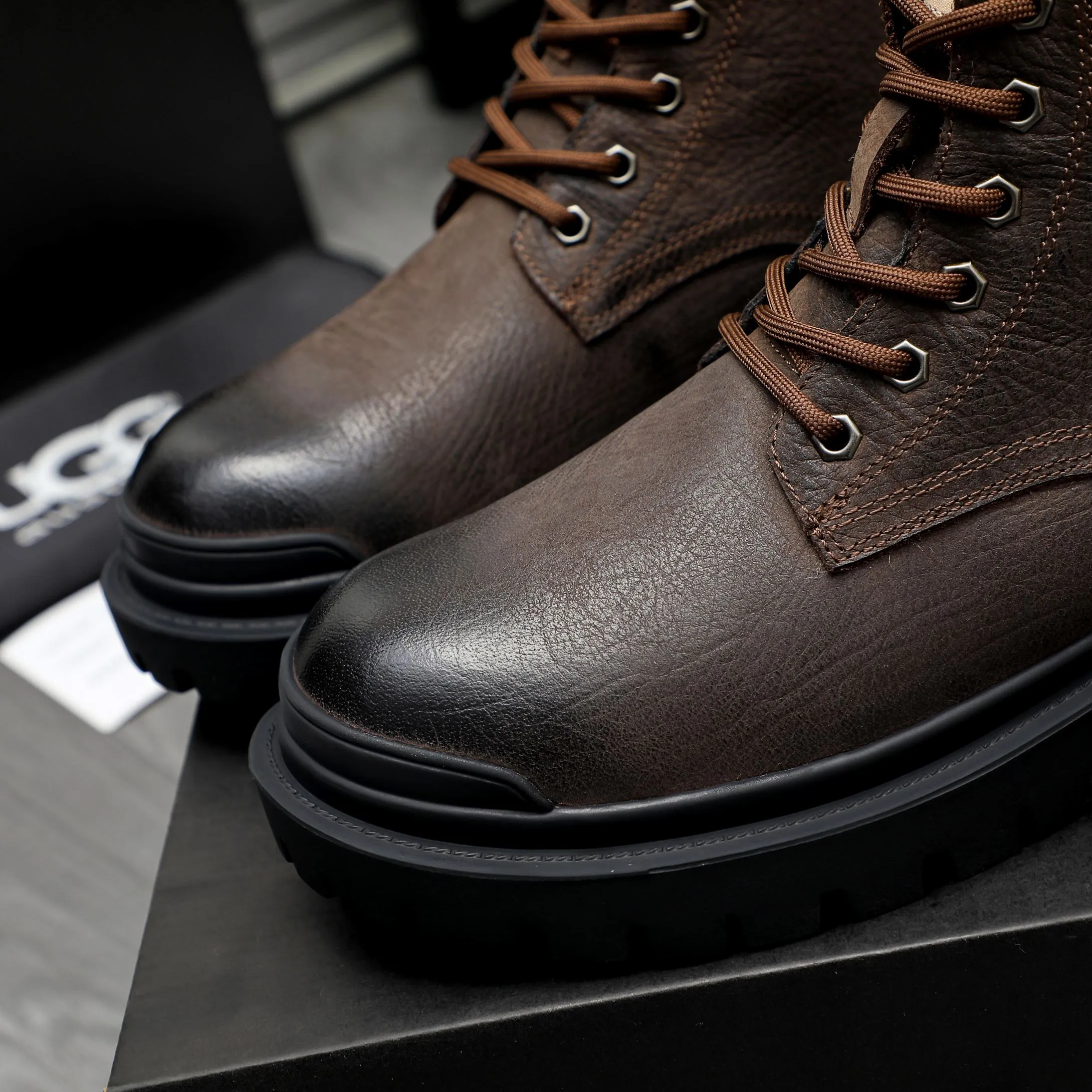 P620 Product trademark: "UGG" Gaobang men's shoes Regular size: 39-44 Product materials: Selected color-brushed cowhide upper, wool lining, original outsole